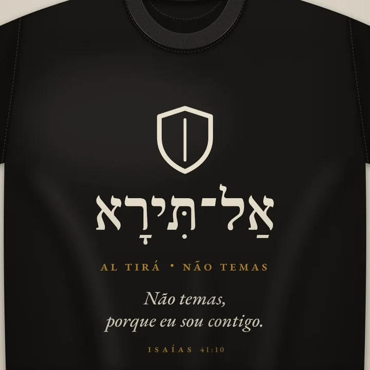 Camiseta escura com a arte Não temas
